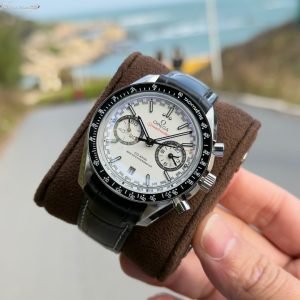 Alternative view of Omega Speedmaster Racing Chronograph 44.25mm Master Chronometer Model: 329.32.44.51.01.001 In 1957, Omega launched the Speedmaster series, specifically designed for motorsports.This design is also known as the "Racing Dial" with its matte black panda dial. The orange and white lacquered hands, along with the white 18K gold arrow-shaped hour markers, are coated with white Super-LumiNova® luminescent material. One end is accented with an orange emblem.Case diameter: 44.25mm. Powered by the TVS-developed 9900-type Master Chronometer Dual-T movement. The 3 o'clock position houses the [12-hour] and [60-minute] cumulative chronograph counters.All functions and aesthetics remain faithful to the original. A masterpiece of TVS craftsmanship. Vibration frequency: 28,800 vibrations per hour Power reserve: 60 hours Stainless steel case and bracelet. Double-sided anti-reflective, scratch-resistant curved glass. Unmistakably racing-inspired, captivating at first glance—transporting you to the racetrack to experience the thrill of speed.